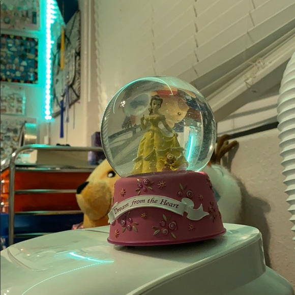 Beauty and the beast snow globe - Picture 2 of 6